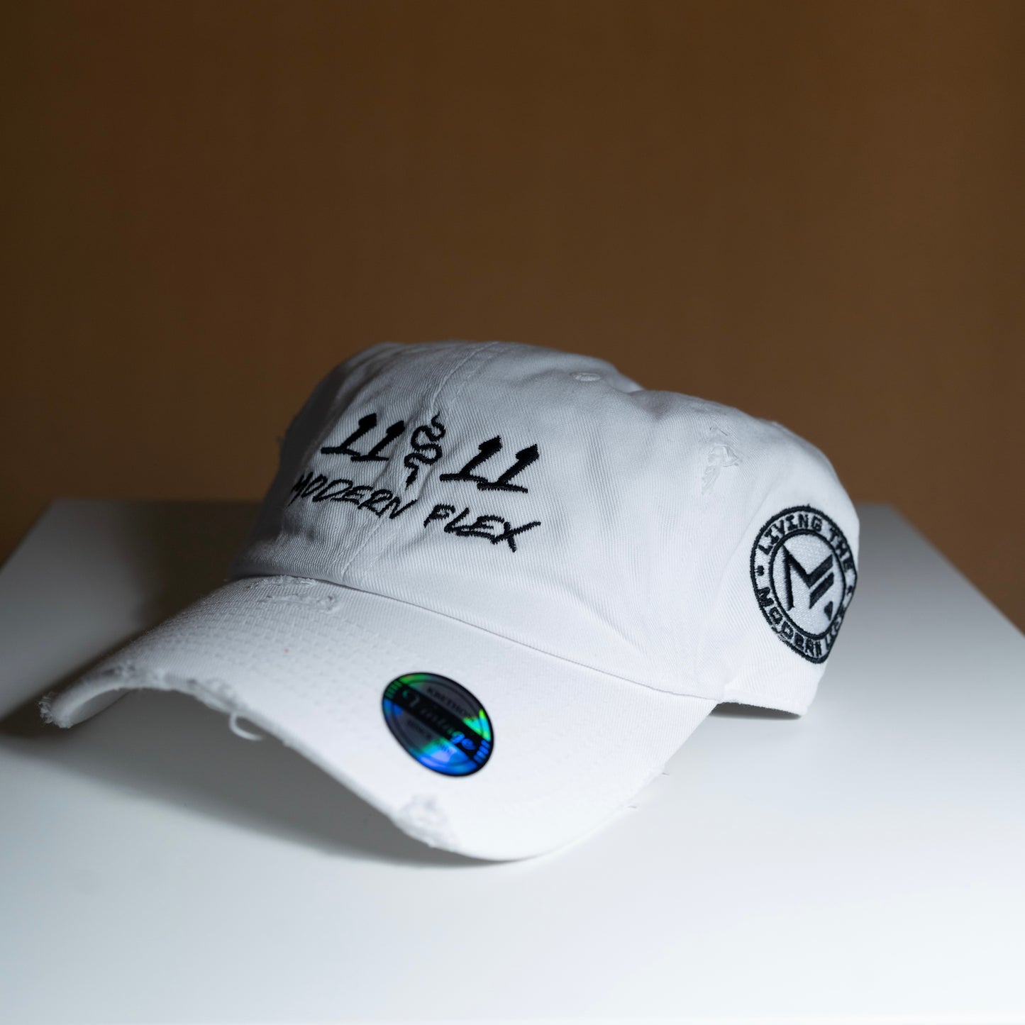 SNEAK 11:11 HAT WHITE AND BLACK